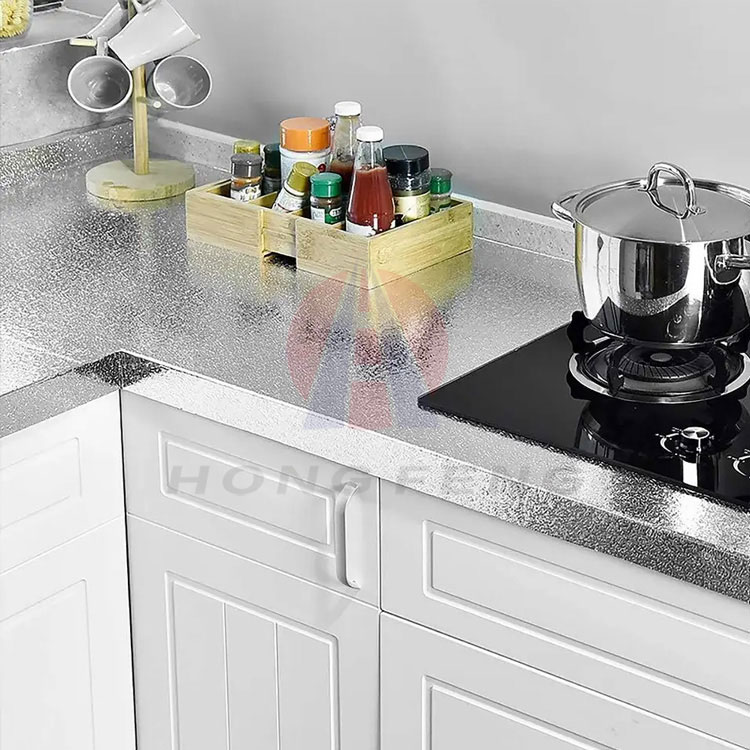 Mengapa menggunakan pelekat kerajang aluminium dan bukannya backsplash tradisional
